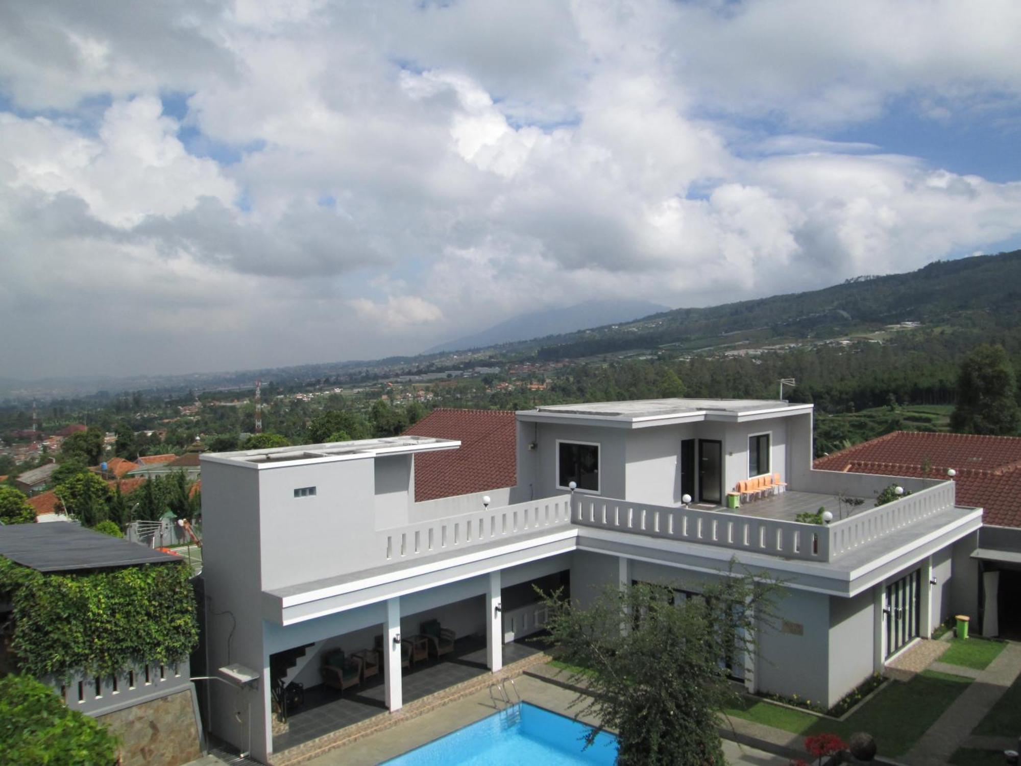 Osmond Villa Resort Lembang Exterior photo